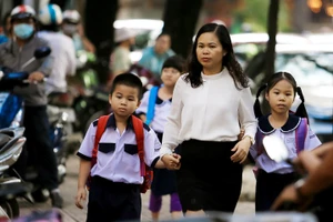 Cha mẹ cần nắm bắt tâm lý để giúp con tự tin hơn khi tháo khẩu trang xuống. Ảnh minh họa: INT.