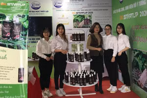 ThS Đặng Hương Giang - Trưởng phòng Chính trị và Công tác sinh viên, Trường ĐH Thủy lợi cùng sinh viên. Ảnh: NVCC