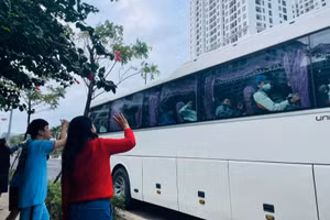 Những cánh tay tạm biệt và hẹn gặp lại sau Tết khi những chuyến xe trung chuyển đầu tiên đưa học sinh của Trường Hy vọng ra ga về quê đón Tết cùng người thân. Ảnh: NTCC