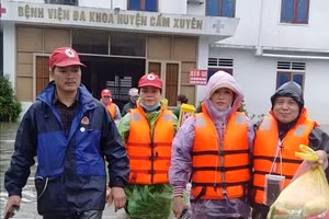 Thầy Hiệp (bìa trái) có mặt tại các vùng ngập lũ sâu ở Hà Tĩnh để thực hiện công tác kêu gọi, hỗ trợ người dân.