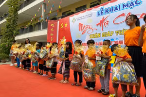 Cô và trò Trường Tiểu học Lý Tự Trọng (quận Hải Châu, TP Đà Nẵng) tặng quà cho học sinh vùng cao lần đầu xuống phố. Ảnh: NTCC