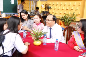 Hiệu trưởng và giáo viên Trường THPT Ten Lơ Man tư vấn cho học sinh. Ảnh: TT