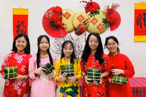 Học sinh Trường Tiểu học Đền Lừ vui đón Tết. Ảnh: TG