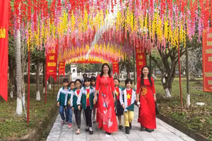 Cô trò Trường Tiểu học Hạ Hòa trải nghiệm học tập tại Đền Mẫu Âu Cơ. Ảnh: NTCC