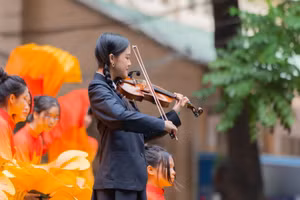 Học sinh Trường THPT Việt Đức biểu diễn trong Liên hoan hợp xướng học sinh phổ thông Hà Nội năm 2024. Ảnh: Lan Anh