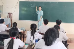 Cô Nguyễn Đào Nguyễn giảng dạy trên lớp. Ảnh: Q. Mến