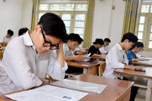 Thí sinh Hà Nội làm bài thi môn ngữ văn - Kỳ thi tốt nghiệp THPT năm 2023. Ảnh minh họa: ITN