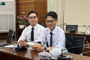 Lưu Văn Khoa (bên phải) và Trần Quang Anh trong buổi phỏng vấn tuyển viên chức. Ảnh: Minh Anh