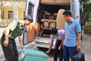 Vận chuyển đề thi tốt nghiệp THPT năm 2023 về Điểm thi Trường THPT Mường Lát (Thanh Hóa). Ảnh: HĐ