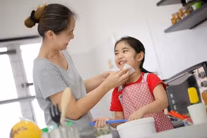 Cha mẹ giáo dục con bằng lời nói nhẹ nhàng, bằng tình yêu thương sẽ giúp trẻ hình thành những thói quen tốt. Ảnh minh họa.