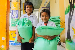 Học sinh Trường Tiểu học và THCS Đinh Núp (huyện Ia Pa, Gia Lai) nhận quà hỗ trợ. Ảnh: Dung Nguyễn