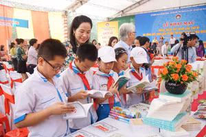 Học sinh tham gia Ngày Sách Việt Nam. Ảnh: ITN