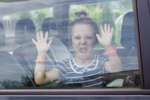 Cha mẹ cần trang bị cho trẻ kỹ năng thoát hiểm khi gặp sự cố mắc kẹt trên xe ô tô. Ảnh minh họa: INT.