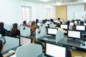 Sinh viên Trường ĐH Hà Nội trong giờ học cùng giảng viên người nước ngoài. Ảnh: TG