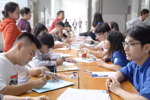 Sinh viên làm thủ tục nhập học năm học 2023-2024 Trường Đại học Công nghiệp TPHCM. Ảnh minh họa: ITN