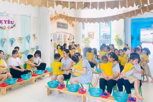 Phụ huynh và trẻ tại Trường Mầm non Đa Sỹ trong một hoạt động trên lớp. Ảnh: NTCC