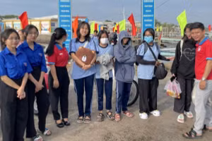 Học sinh xã đảo Thạnh An lên tàu vào đất liền tham dự kỳ thi lớp 10 năm 2023. Ảnh: P.T