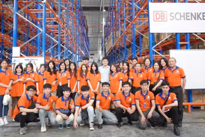 Sinh viên ngành thương mại điện tử thuộc Trường Đại học Đại Nam đi thực tế tại doanh nghiệp.