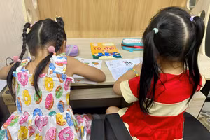 Trẻ lớp Lá được dạy cầm bút, tô nét chữ trước khi bước vào lớp 1. Ảnh: Cẩm Anh