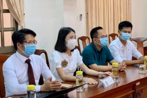 Chủ kênh YouTube Thơ Nguyễn (thứ 2 bên trái) làm việc với cơ quan chức năng về hành vi cung cấp, chia sẻ thông tin cổ súy mê tín dị đoan.