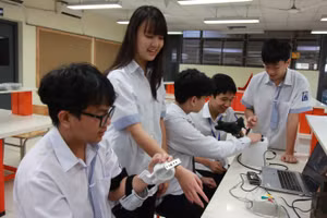 Nhóm học sinh Trường THPT chuyên Hà Nội - Amsterdam thực hiện dự án. Ảnh: Vân Anh