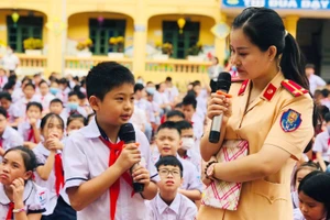 Công an tuyên truyền pháp luật về giao thông đường bộ cho học sinh. Ảnh: INT.