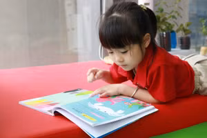 Trẻ thường có xu hướng bắt chước những thứ mà người lớn làm. Vì thế, cha mẹ phải biết cách quản lý thời gian hiệu quả. Ảnh minh họa: ITN.