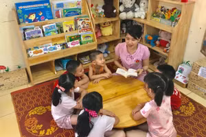 Thông qua một số câu chuyện hoặc trò chơi, trẻ sẽ hiểu được thông điệp về cách quản lý thời gian cho mình. Ảnh minh hoạ: ITN.