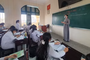 Cô, trò lớp 12 Trường THPT Nguyễn Đình Chiểu (Tiền Giang) trong giờ học Ngữ văn. Ảnh: Q. Ngữ 