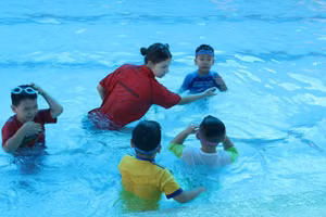 Học sinh TP Mỹ Tho (Tiền Giang) tham gia phổ cập bơi dưới sự hướng dẫn của các huấn luyện viên. Ảnh: Quốc Ngữ