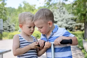 Phụ huynh cũng cần dạy trẻ kỹ năng giải quyết vấn đề, thay vì phàn nàn. 