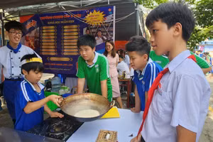 Học sinh Trường THCS Huỳnh Thúc Kháng trải nghiệm thực tế một số nghề nghiệp trong hoạt động tư vấn hướng nghiệp. Ảnh: NTCC