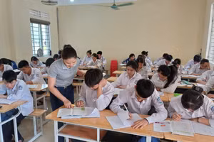 Tiết học của cô trò lớp 12 Trường THPT Hương Khê (Hương Khê, Hà Tĩnh). Ảnh: NTCC 