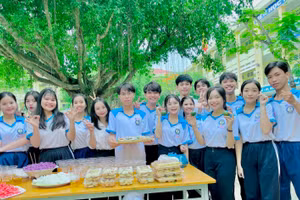 Giờ ra chơi, học sinh lớp 12 Trường THCS - THPT Mỹ Thuận (Vĩnh Long) được thầy cô tiếp sức bằng những phần bánh, nước, trái cây.