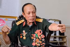 Trung tá Tòng kể lại những trận chiến ác liệt với súng DKZ-75 và B41 ông bắn hạ nhiều xe tăng, xe cơ giới, cụm hỏa lực của địch.