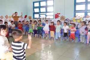 Cô Đỗ Thị Lan Hương trang trí lớp với nhiều màu sắc để trẻ thích thú, tự tin đến lớp. Ảnh: Dung Nguyễn