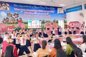 Học sinh Trường Tiểu học Lê Mao (TP Vinh, Nghệ An) tham gia tiết học kết nối về chủ đề Thăng Long - Hà Nội. Ảnh: NTCC