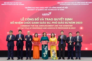 Lễ công bố và trao quyết định bổ nhiệm chức danh giáo sư, phó giáo sư năm 2023 của Trường ĐH Khoa học và Công nghệ Hà Nội. Ảnh: NTCC