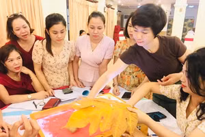 Cô Phạm Thị Hiền (thứ hai từ phải qua) cùng các giáo viên mầm non tại khóa tập huấn, bồi dưỡng giáo viên, cán bộ quản lý cốt cán mầm non. Ảnh: NVCC