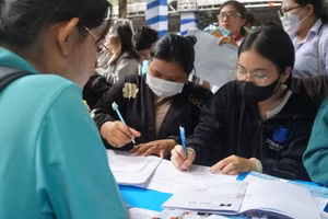 Học sinh lớp 12 đăng ký phương thức xét tuyển sớm của Trường Đại học Công Thương TPHCM, tháng 4/2024. Ảnh: Mạnh Tùng