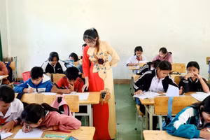 Dù cuộc sống khó khăn, bất hạnh nhưng cô Lý luôn hết lòng vì trò. Ảnh: Nguyễn Dung