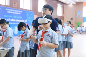 Học sinh Trường Tiểu học Đô thị Sài Đồng (Long Biên, Hà Nội) được trải nghiệm và làm quen với công nghệ. Ảnh: TG