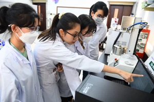 Sinh viên Trường Đại học Quốc tế (Đại học Quốc gia TPHCM) trong phòng thí nghiệm. Ảnh: Mạnh Tùng