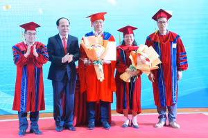 Trường ĐH Bách khoa, ĐH Đà Nẵng trao bằng tiến sĩ cho nghiên cứu sinh và tặng hoa chúc mừng giảng viên hướng dẫn. Ảnh: PV