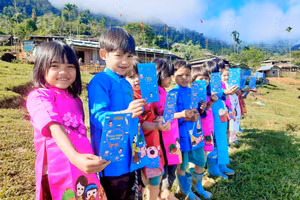 Học sinh phấn khởi khi nhận được lì xì đầu năm mới. Ảnh: ITN