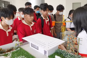 Tư vấn, hướng nghiệp cho học sinh lớp 12 tại Trường Đại học Xây dựng miền Tây. Ảnh: NTCC