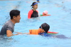 Trẻ cần được giáo dục kiến thức, kỹ năng (cho trẻ từ lớp 1) phòng chống đuối nước và tập bơi an toàn. Ảnh minh họa: INT