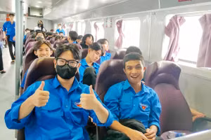 Các thí sinh huyện Kiên Hải vượt biển tham gia kỳ thi.