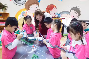 Cô trò Trường Mầm non Ánh Sao (Cầu Giấy, Hà Nội) tham gia hoạt động ngoại khóa. Ảnh: NVCC