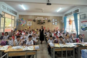 Học sinh lớp 2A3, Trường Tiểu học Nguyễn Công Trứ (TP Buôn Ma Thuột, Đắk Lắk) nhận lì xì từ cô giáo chủ nhiệm. Ảnh: TT